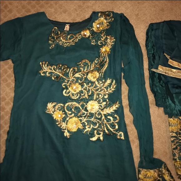 Dresses & Skirts - Chiffon 3 Piece suit with gorgeous sleeve detail